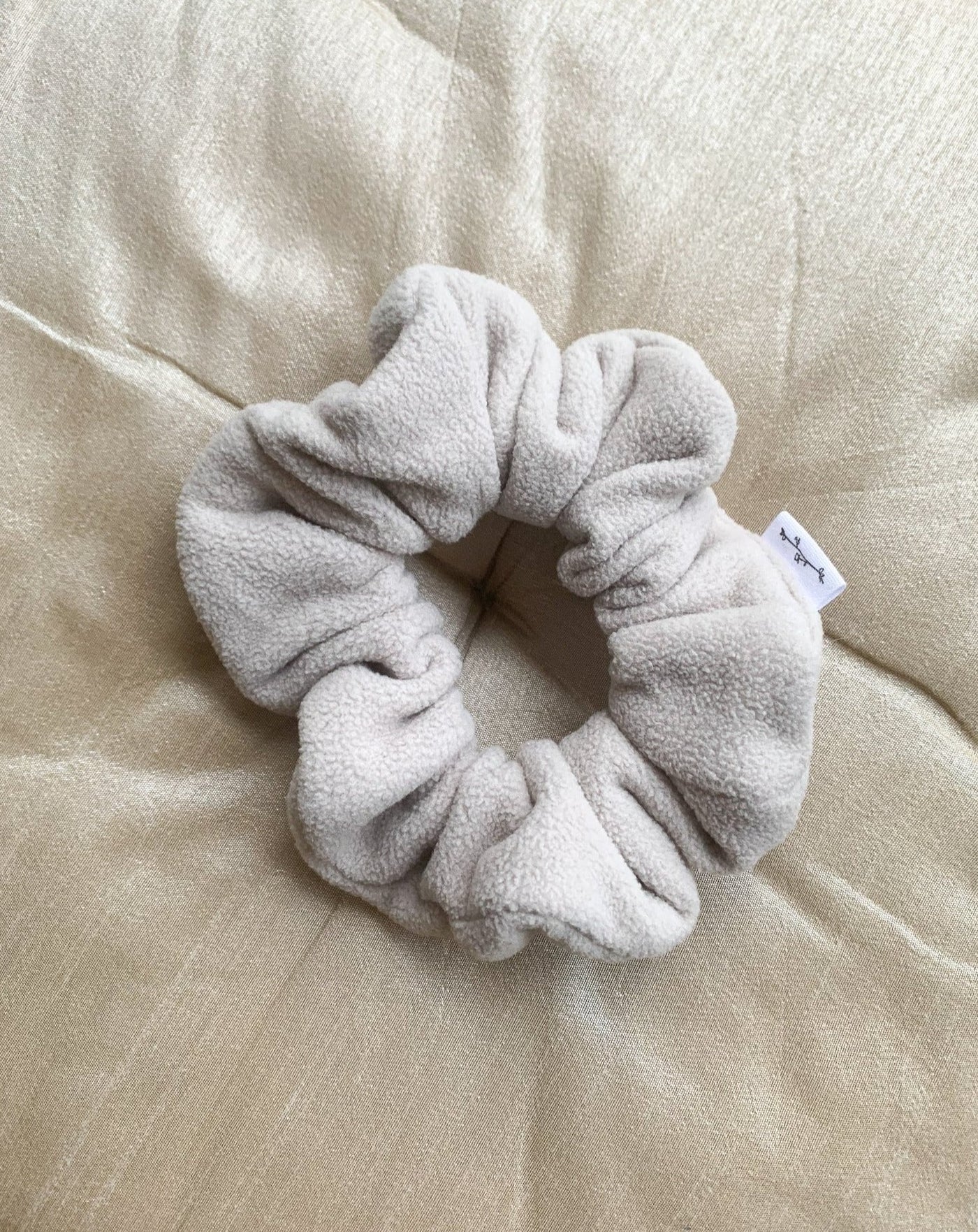 Recycled fleece scrunchie in the colour beige oat