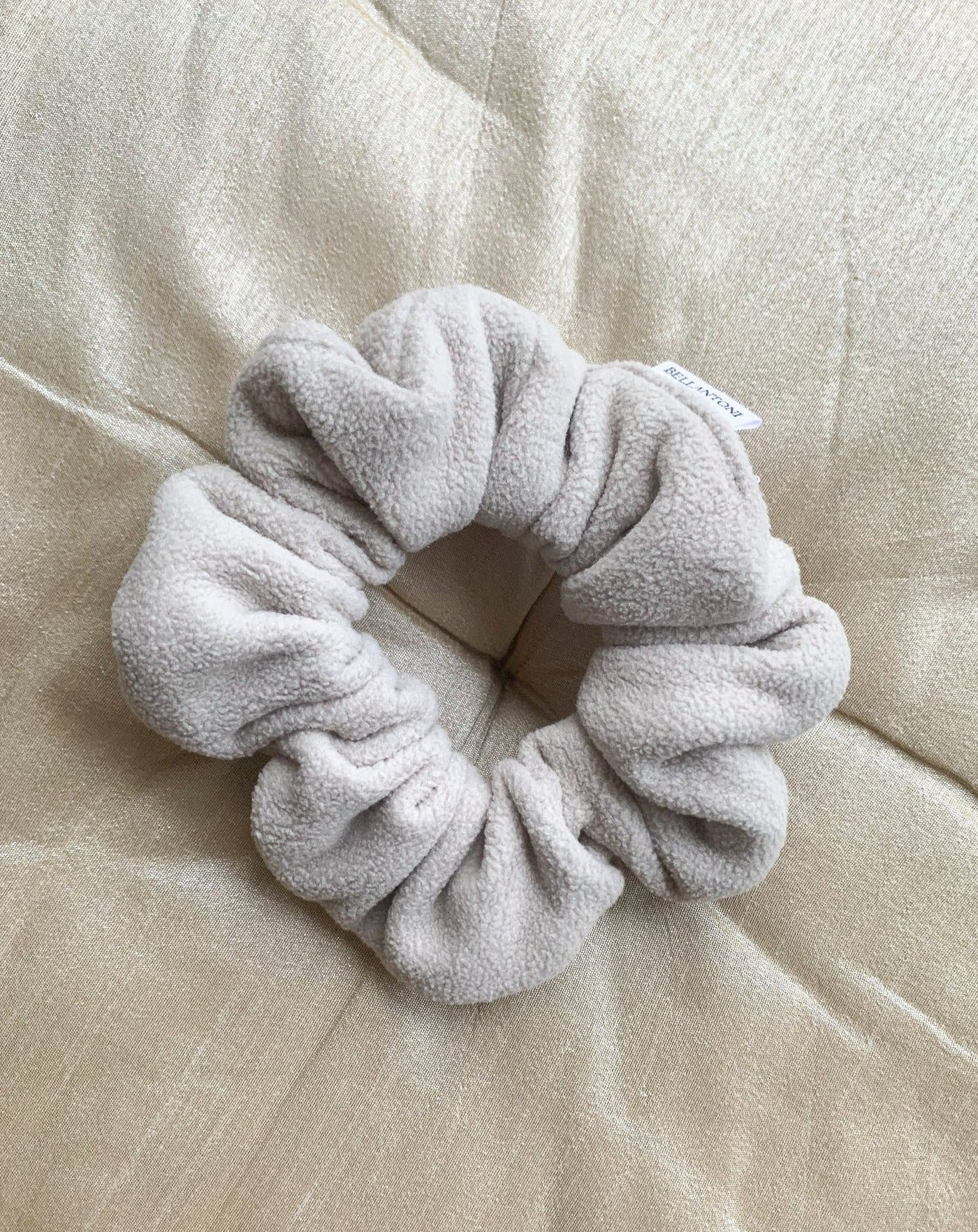 Recycled fleece scrunchie in the colour beige oat