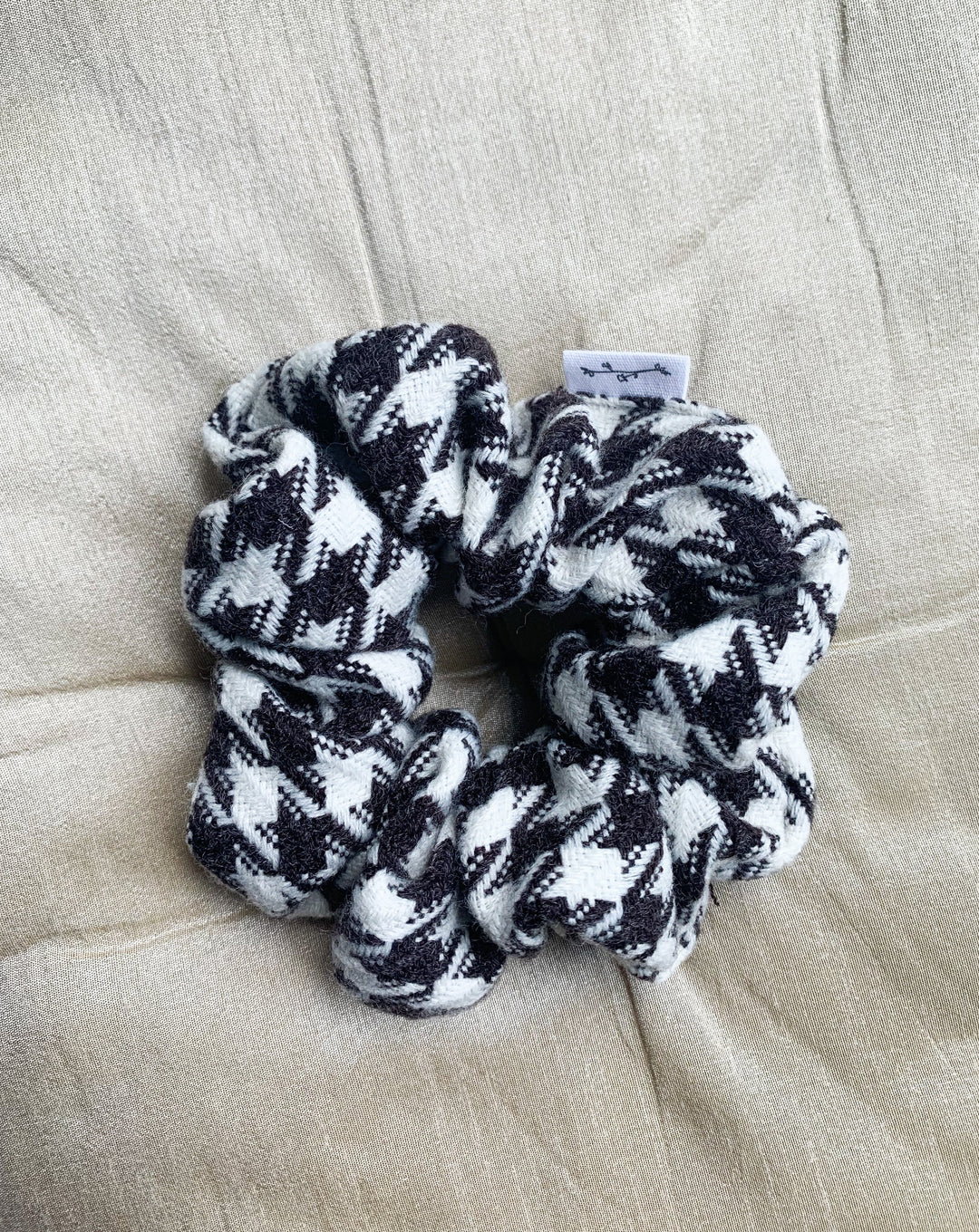 Recycled Woven Scrunchie - Brown & Cream Houndstooth  display picture 3